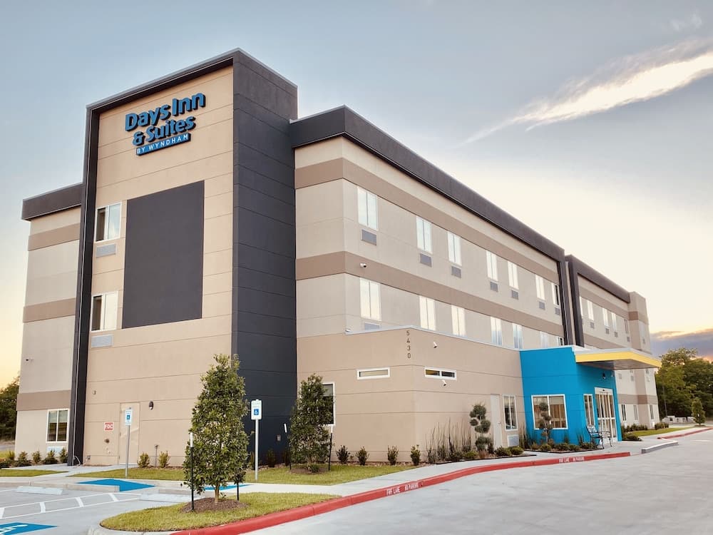 Days Inn & Suites by Wyndham Beaumont West / I-10 & Walden gallery photo in Beaumont, TX — image 7