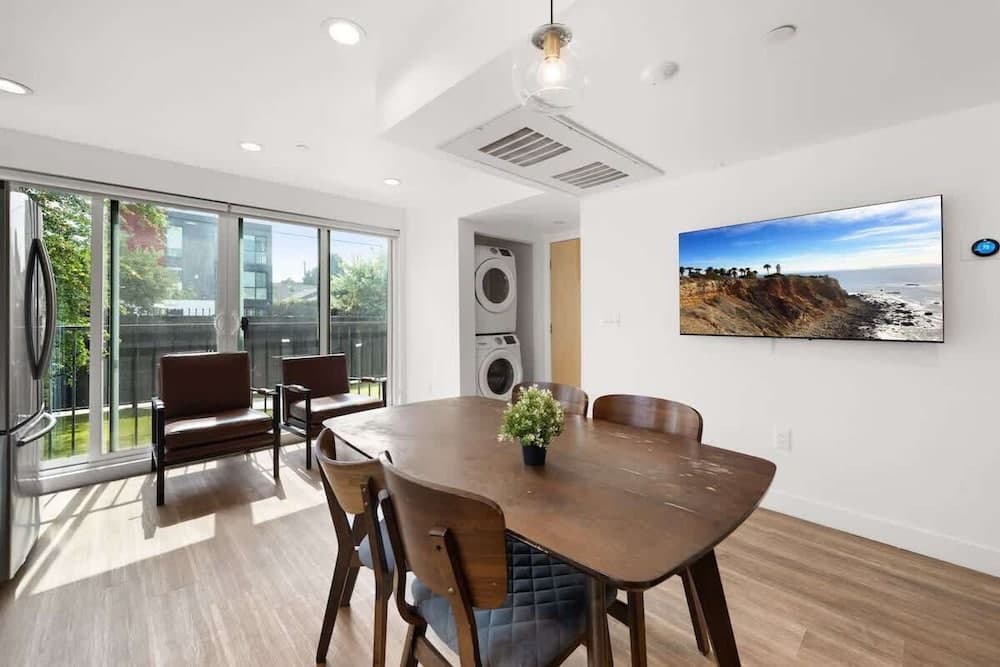 Modern Gateway USC interior in Los Angeles, CA — gallery photo 2