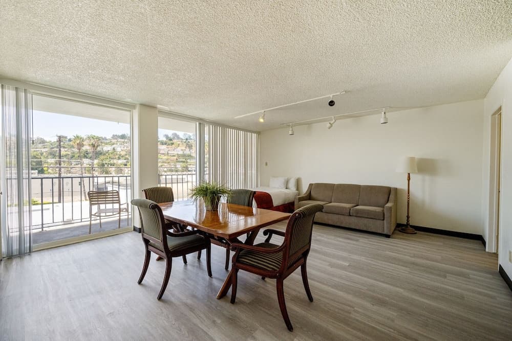 MC Pacific Inn & Suites gallery photo in Torrance, CA — image 10