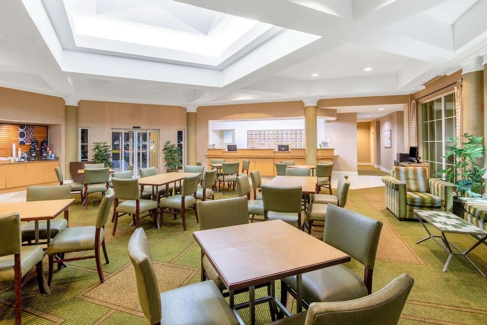 La Quinta Inn & Suites by Wyndham Sherman interior in Sherman, TX — gallery photo 2