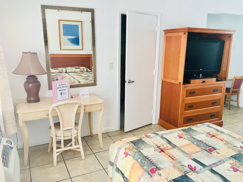 Richards Motel Courtyard property views in Hollywood, FL — gallery photo 3