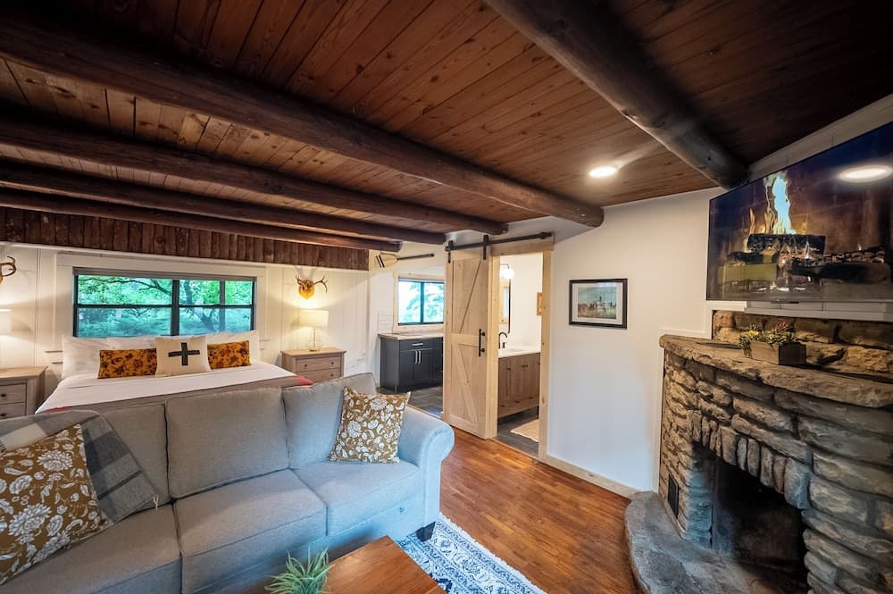 The Woodsman Lodge property views in Eureka Springs, AR — gallery photo 3