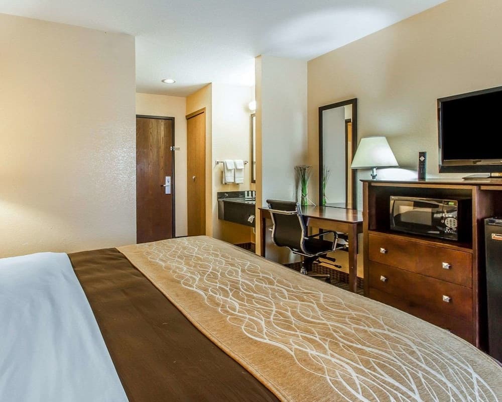 Quality Inn & Suites Mount Pleasant interior in Mount Pleasant, IA — gallery photo 2