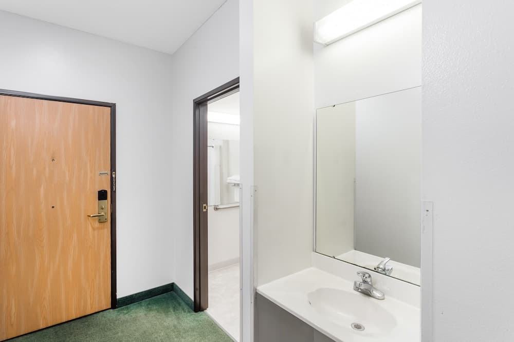 Best Rest Inn  & Suites property views in Manchester, IA — gallery photo 3