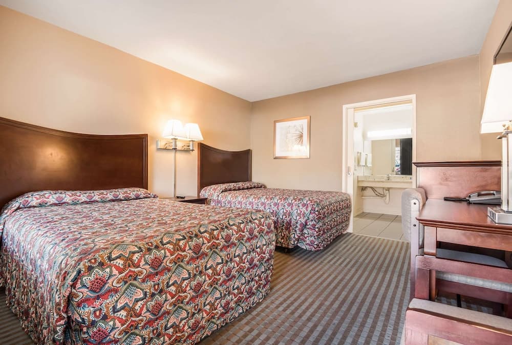 Rodeway Inn Regalodge gallery photo in Glendale, CA — image 9