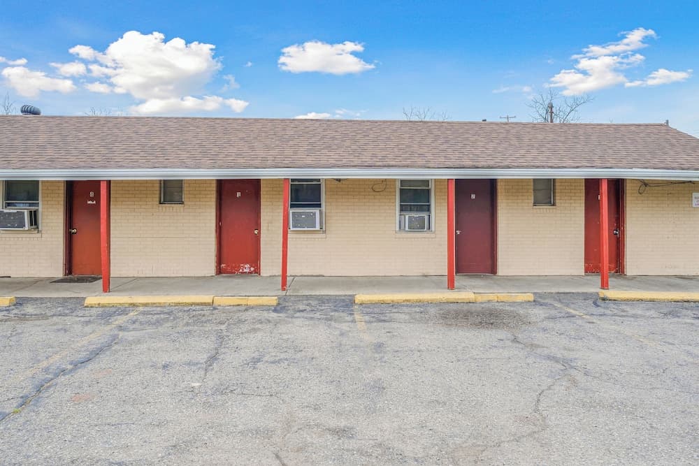 Flint Motel by OYO MI Near I-475 gallery photo in Flint, MI — image 4