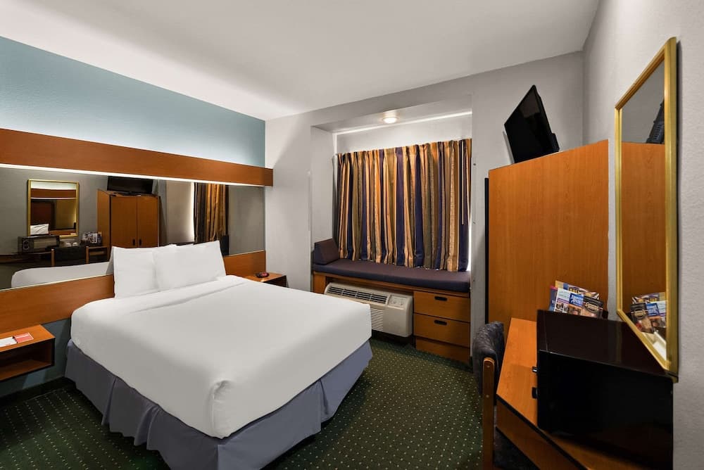 Econo Lodge Inn & Suites Mesquite - Dallas East gallery photo in Mesquite, TX — image 7