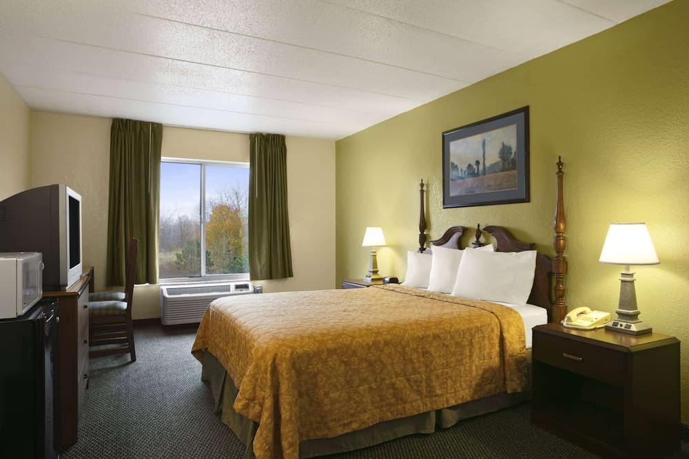 Travelodge by Wyndham Lansing IL property views in Lansing, IL — gallery photo 3