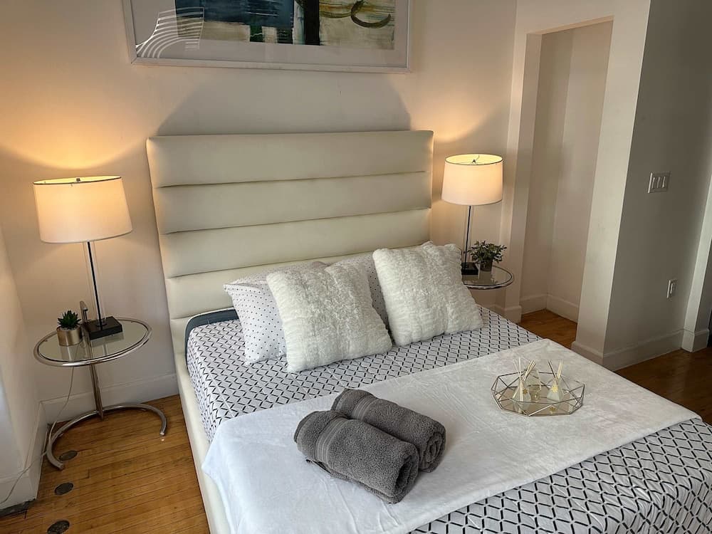 Stylish XL 2br/2ba At HWH by Oneluxstay interior in Los Angeles, CA — gallery photo 2