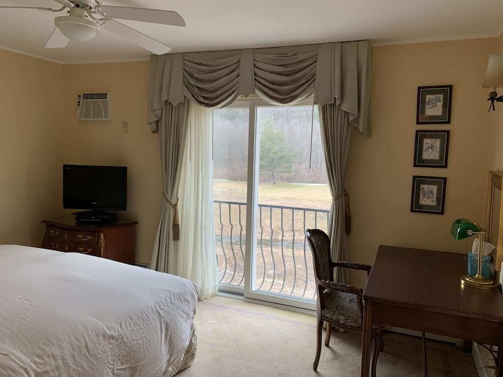 Copperhood Retreat & Spa interior in Phoenicia, NY — gallery photo 2