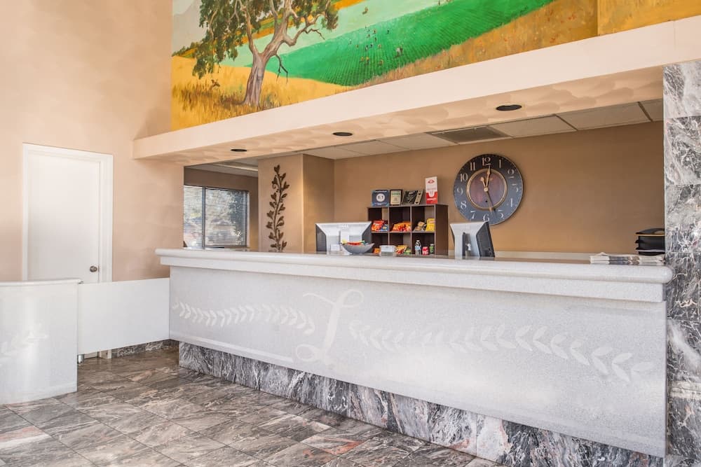 Laurel Inn Motel interior in Salinas, CA — gallery photo 2