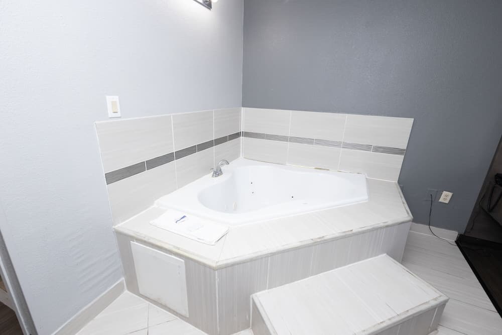 Days Inn by Wyndham Sharonville property views in Sharonville, OH — gallery photo 3