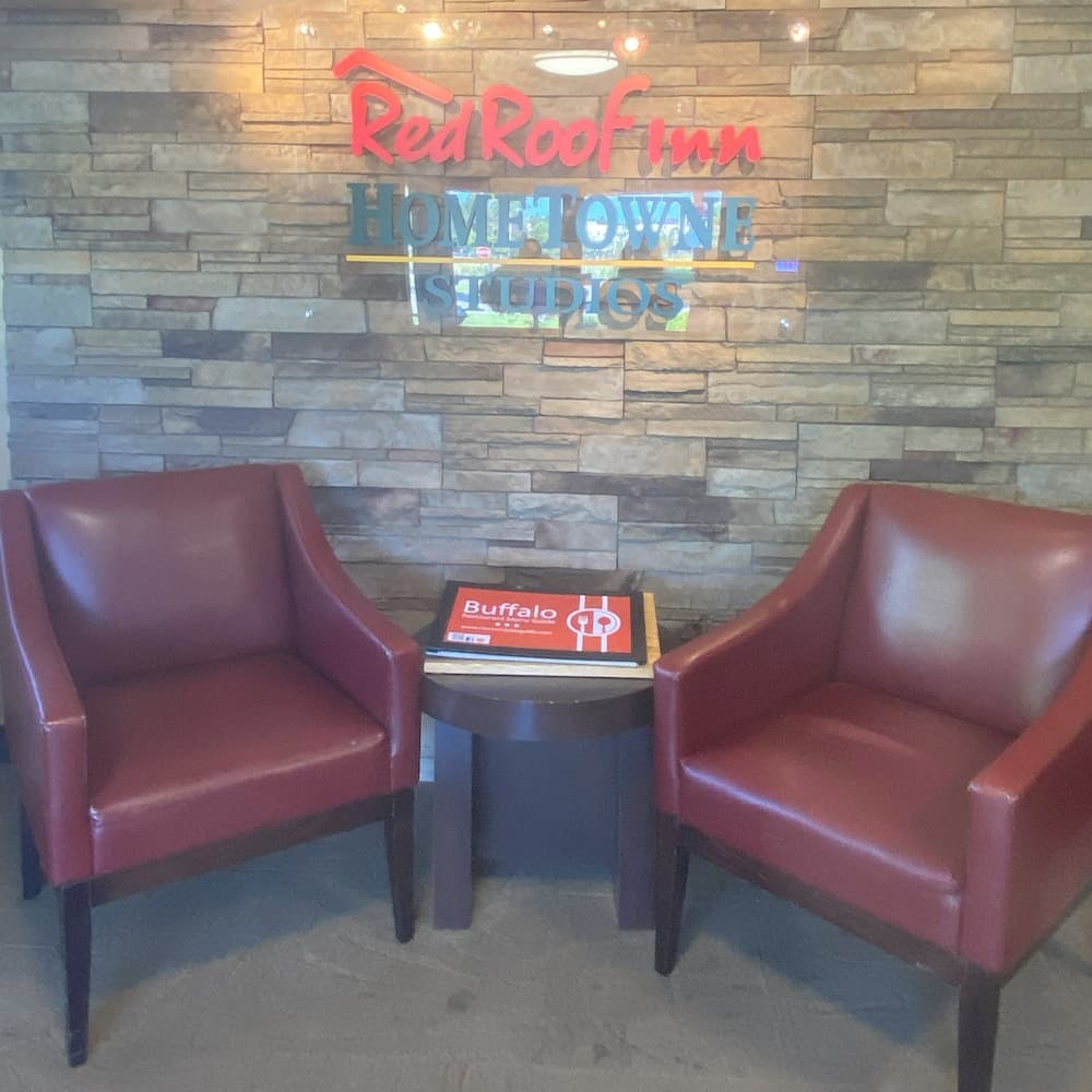 HomeTowne Studios by Red Roof Buffalo - Niagara Airport interior in Bowmansville — gallery photo 2