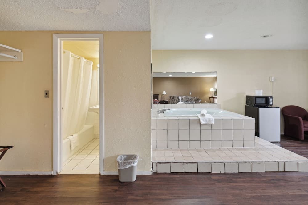 Miami Suites Hotel gallery photo in Toledo, OH — image 32