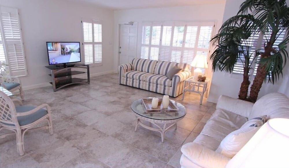 Beachouse Inn & Suites property views in Clearwater Beach, FL — gallery photo 3