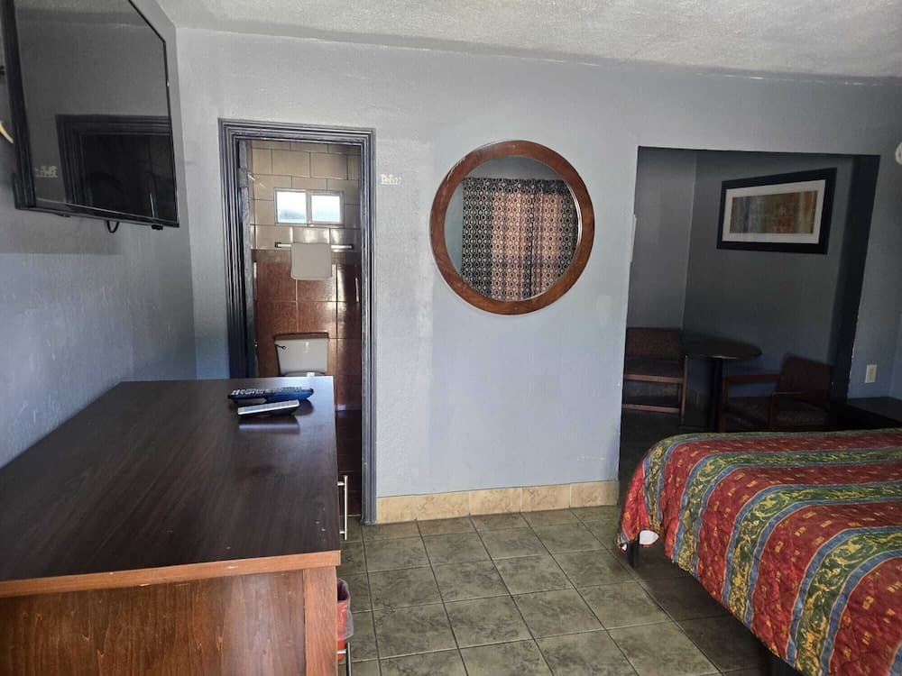 Aaron Motel By OYO San Antonio NW I-10 property views in San Antonio, TX — gallery photo 3