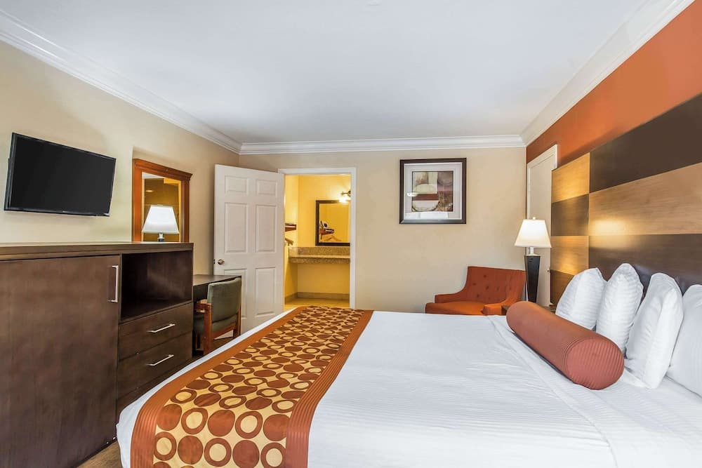 Rodeway Inn & Suites Canyon Lake-Menifee West gallery photo in Menifee, CA — image 10