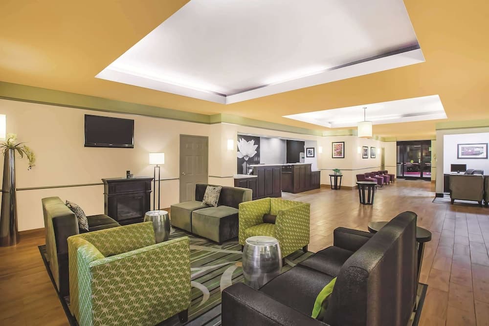 La Quinta Inn & Suites by Wyndham Beaumont West interior in Beaumont, TX — gallery photo 2