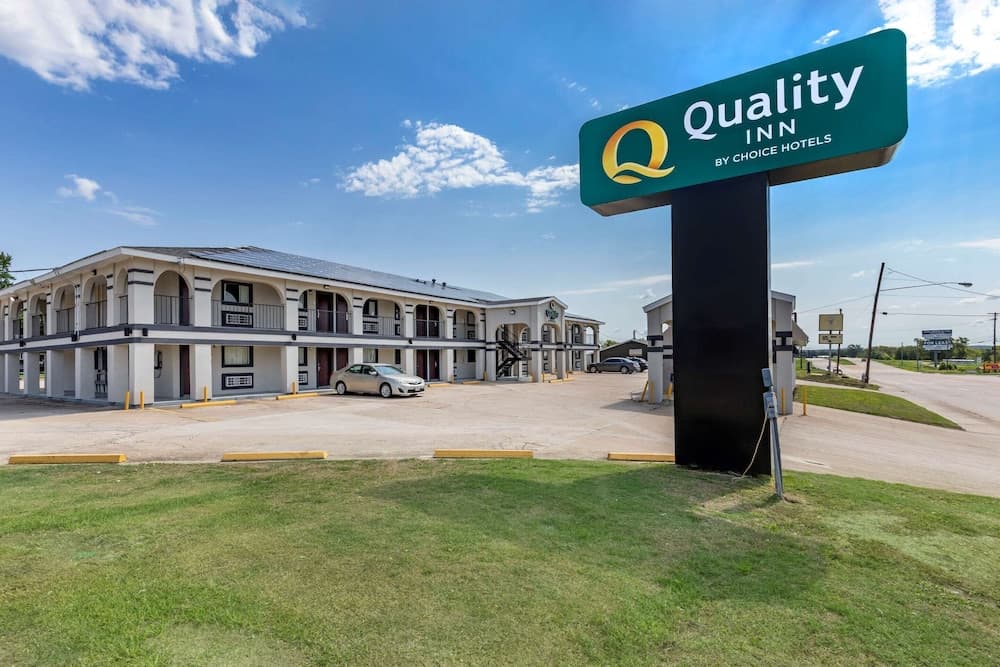 Quality Inn Cameron featured exterior or lobby in Cameron, TX — similar hotel