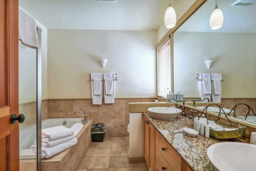 The Eagle Harbor Inn interior in Bainbridge Island, WA — gallery photo 2