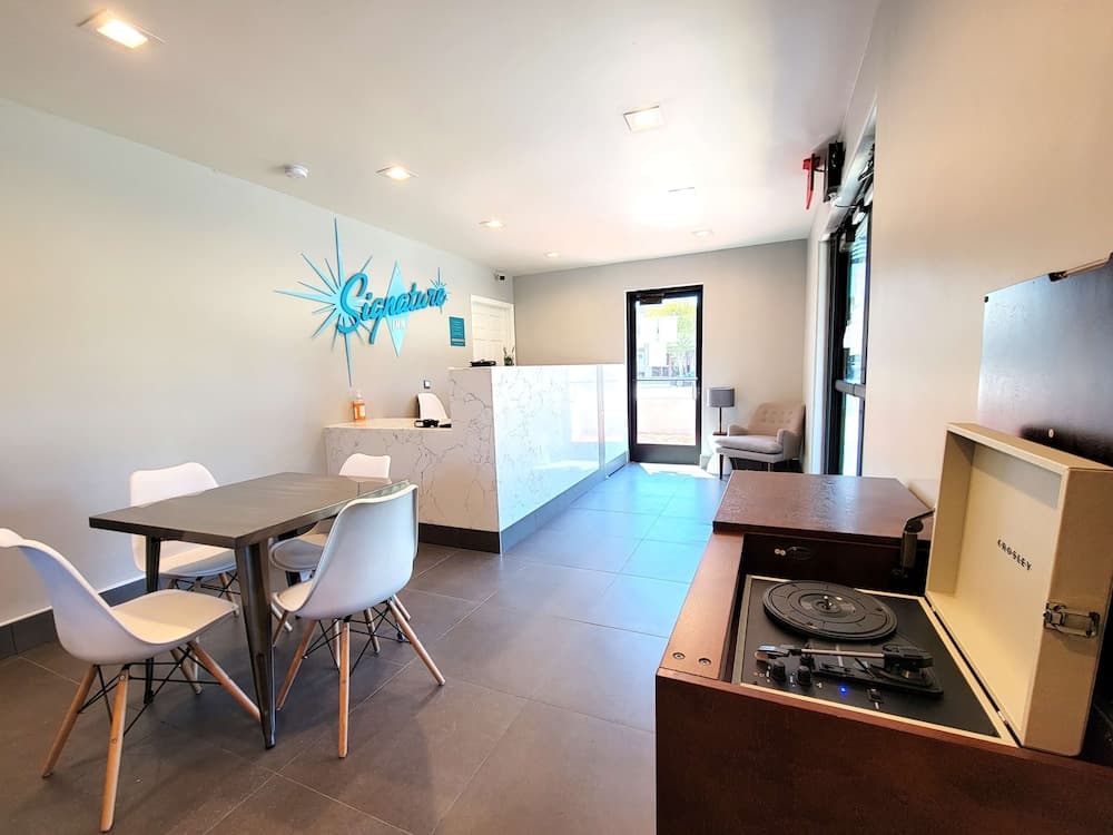 Signature Inn Santa Clara interior in Santa Clara, CA — gallery photo 2