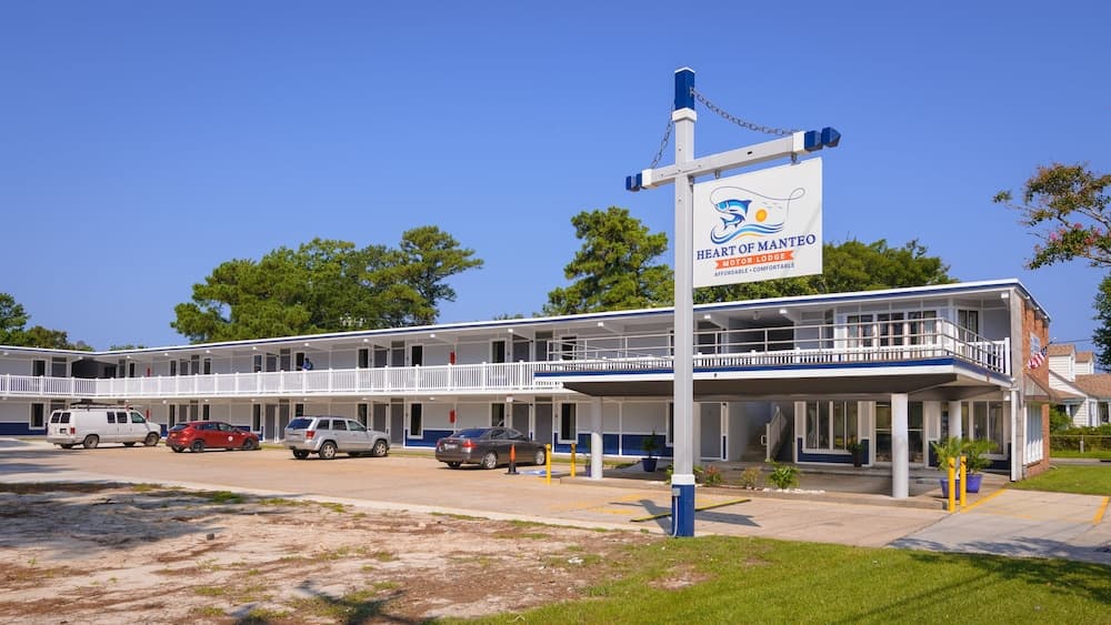Heart of Manteo Motor Lodge featured exterior or lobby in Manteo, NC — similar hotel