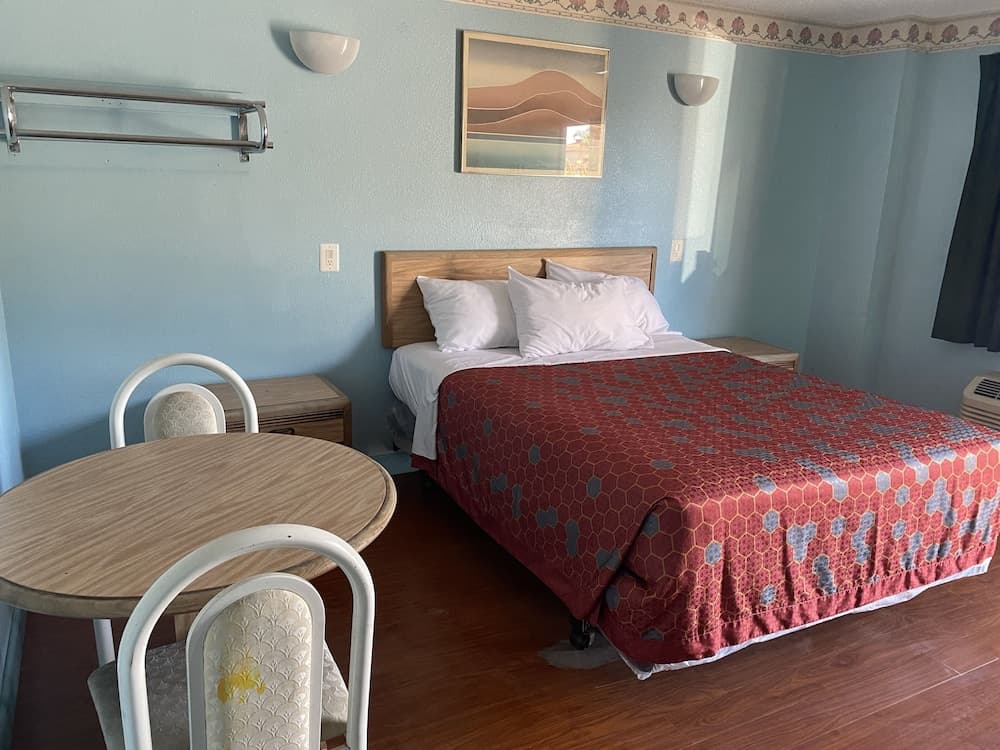 Chester Inn Motel - Near Adventure City interior in Stanton, CA — gallery photo 2