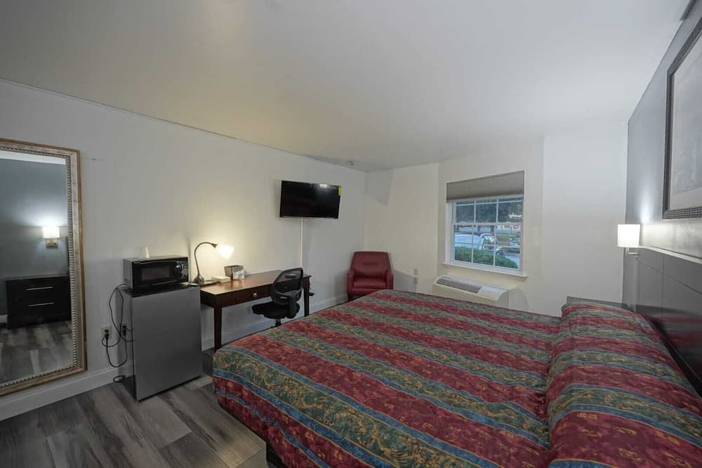 Greenwoods Inn & Suites interior in Berlin, NJ — gallery photo 2