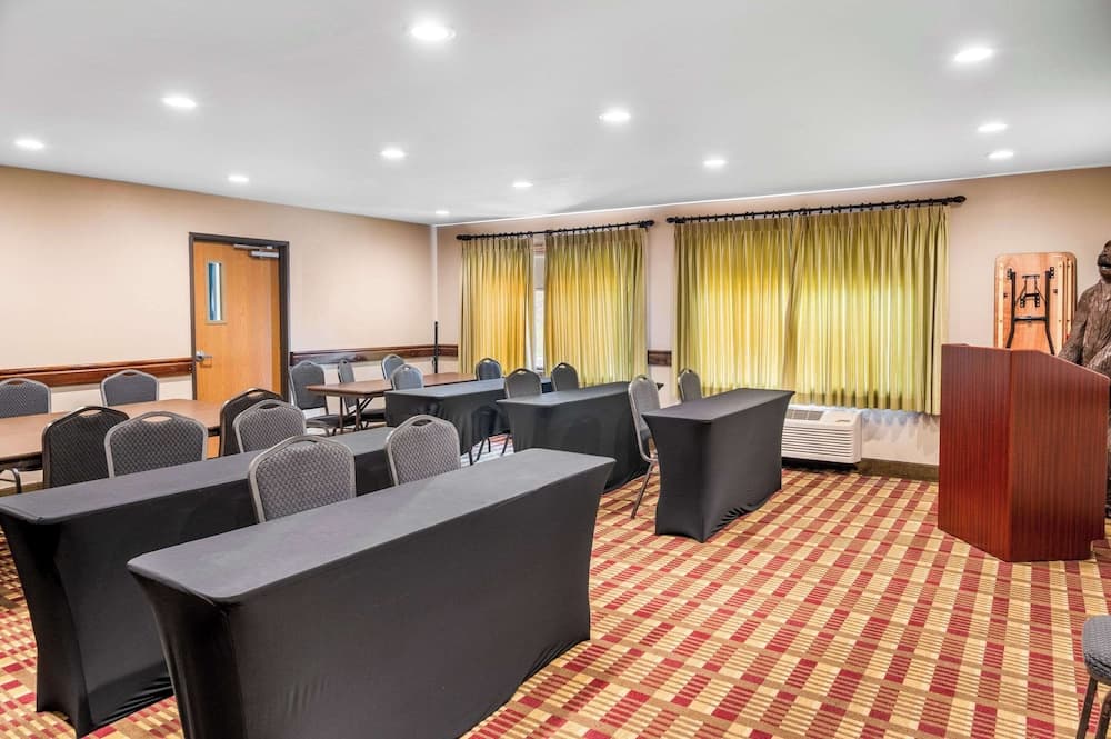 White Pines Inn & Suites gallery photo in Holland, MI — image 11