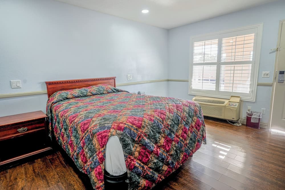 Day&Night Inn gallery photo in Hesperia, CA — image 11
