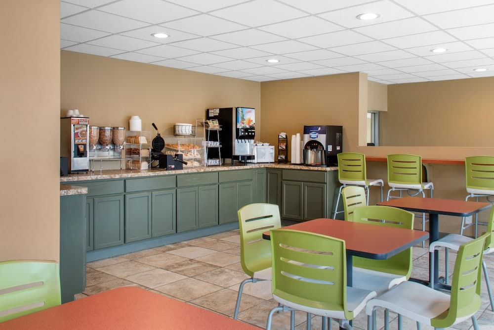 Econo Lodge Inn And Suites gallery photo in Binghamton, NY — image 24