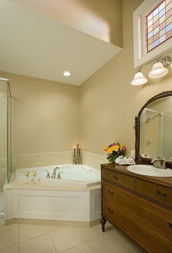 Lake Opechee Inn and Spa gallery photo in Laconia, NH — image 31