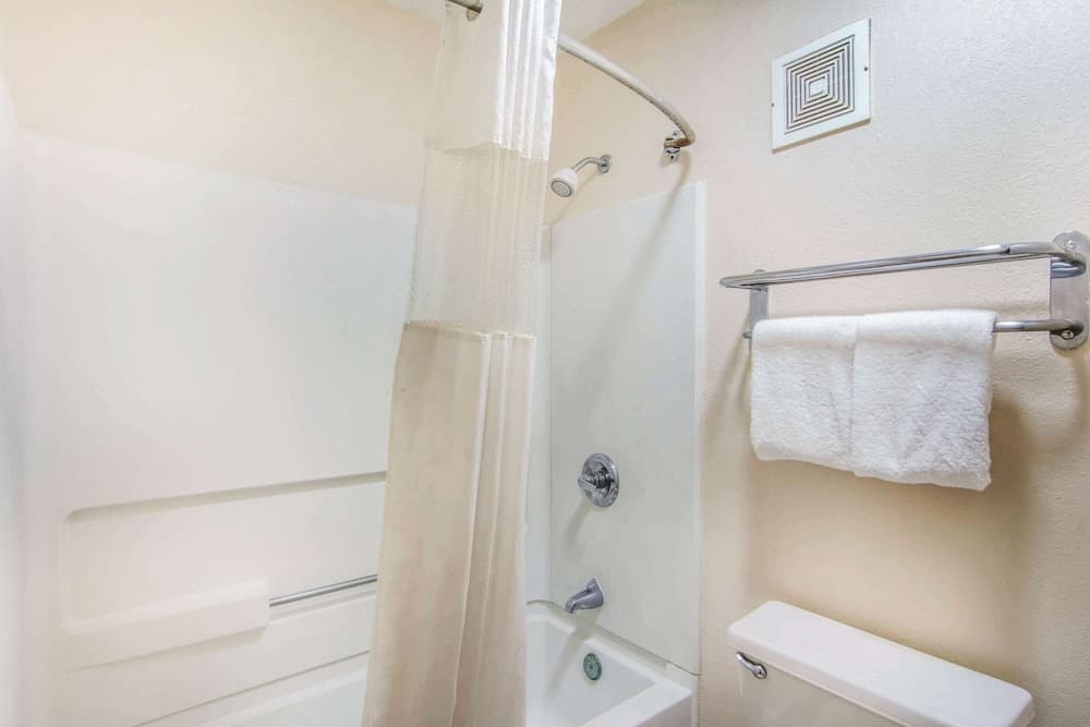 Rodeway Inn La Grange East property views in LaGrange, GA — gallery photo 3