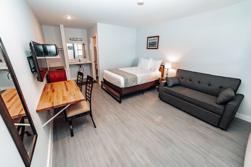 Arrowhead Resort interior in Spring City, TN — gallery photo 2