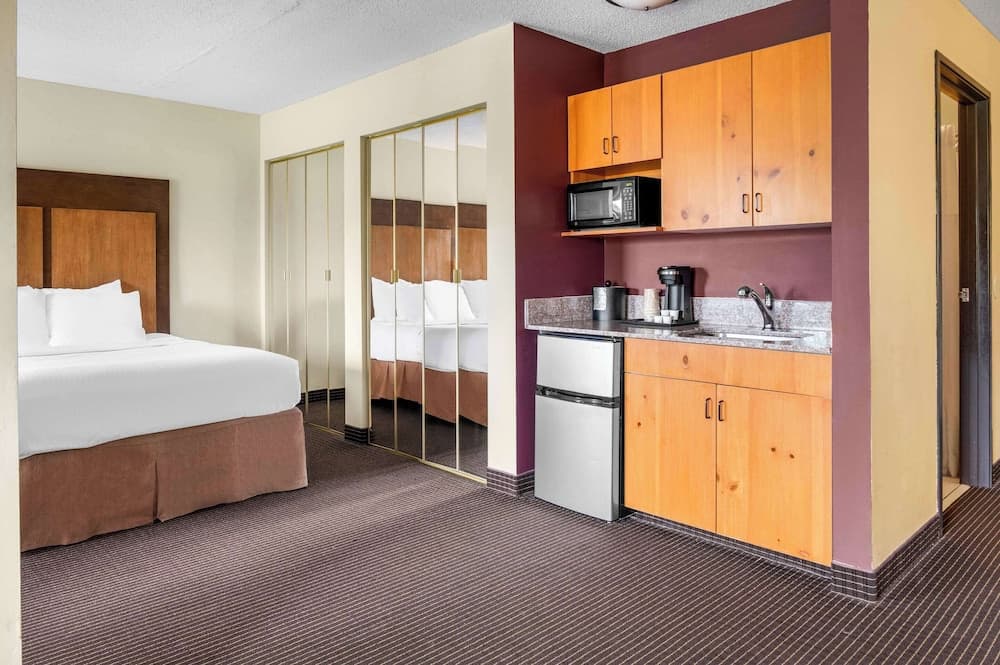 White Pines Inn & Suites gallery photo in Holland, MI — image 8