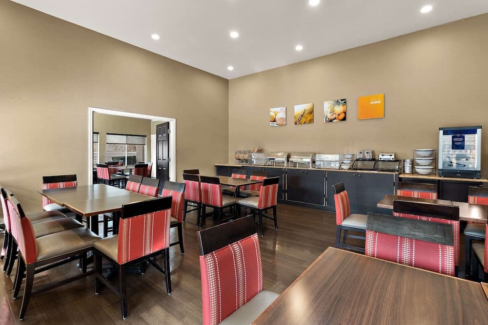 Comfort Inn & Suites Sequoia/Kings Canyon interior in Three Rivers, CA — gallery photo 2