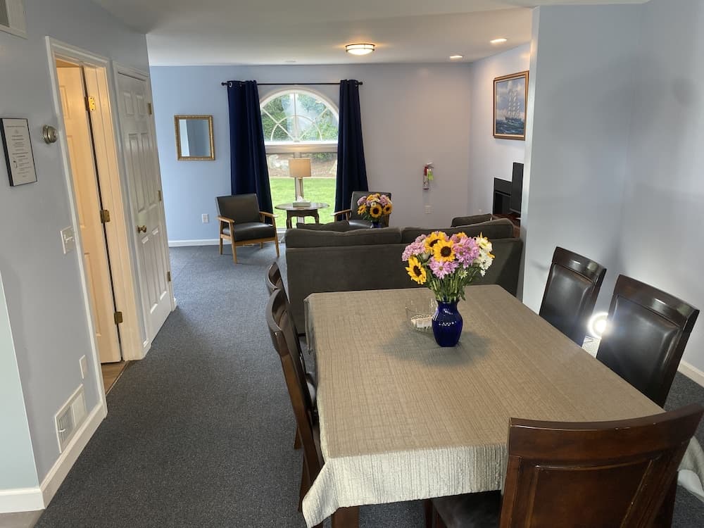 The Taber Inne & Suites interior in Mystic, CT — gallery photo 2