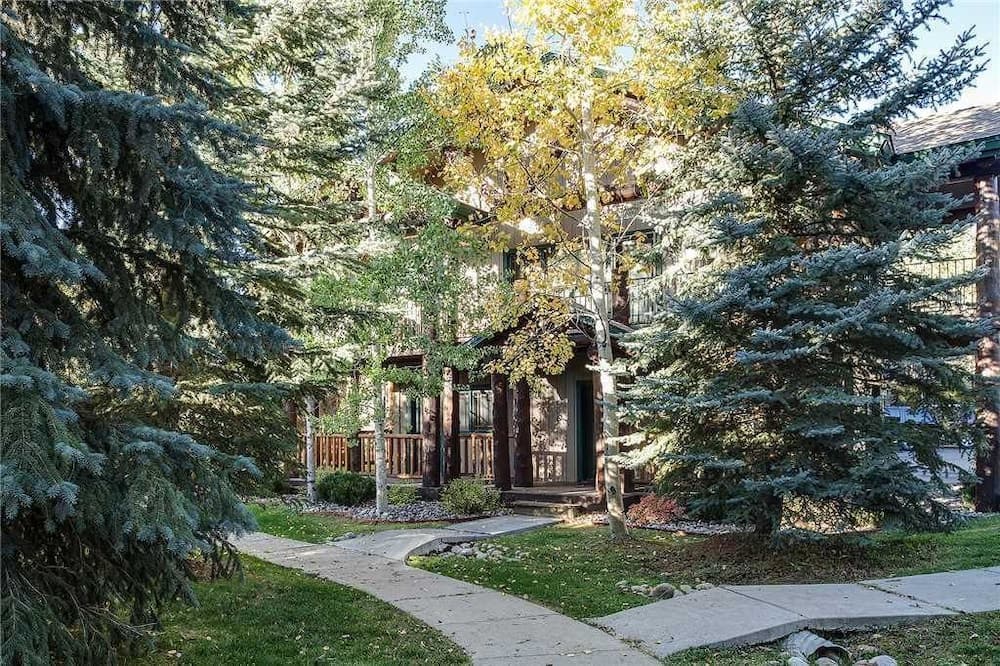Saddle Creek Townhomes by Pioneer Ridge Management featured exterior or lobby in Steamboat Springs, CO — similar hotel