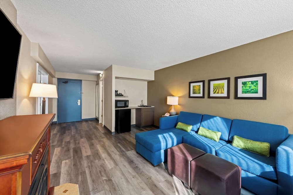 Comfort Inn & Suites Omaha Central interior in Omaha, NE — gallery photo 2