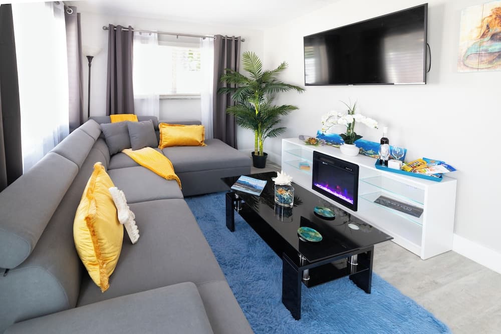seastar suites by the sea featured exterior or lobby in Lauderdale-by-the-Sea, FL — similar hotel