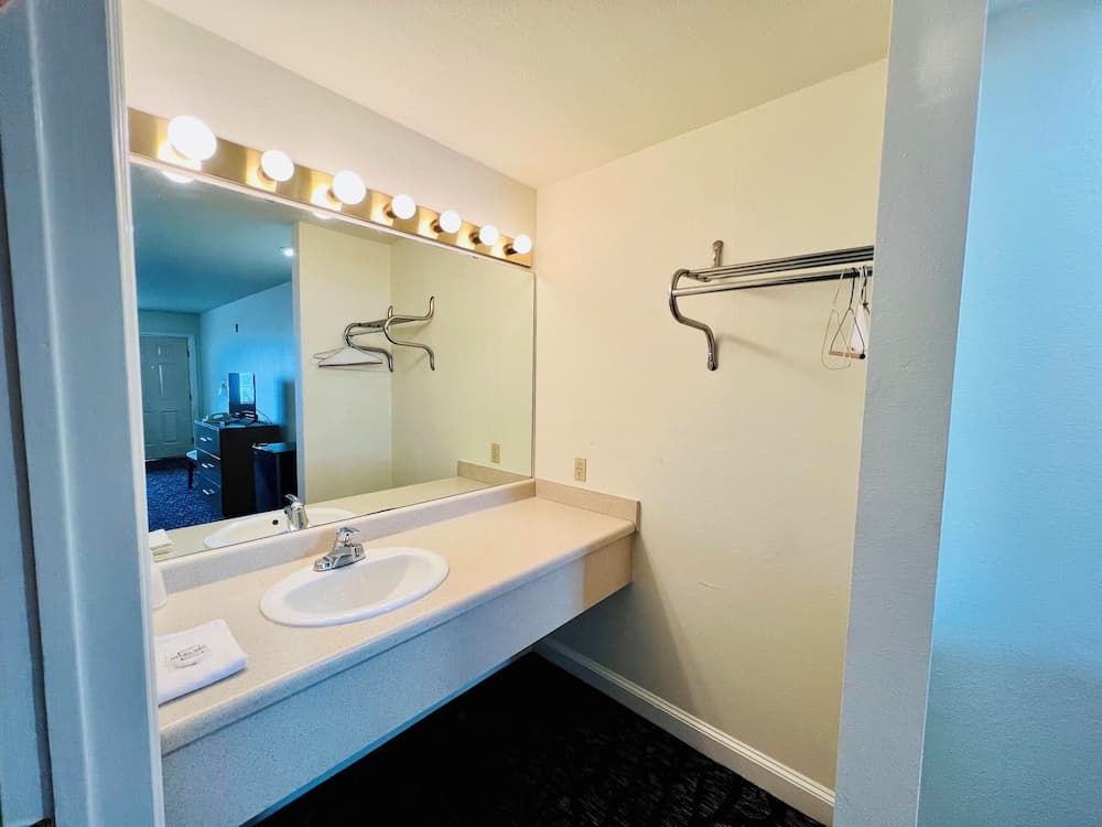 Rodeway Inn Garland Harbor Point gallery photo in Garland, TX — image 7