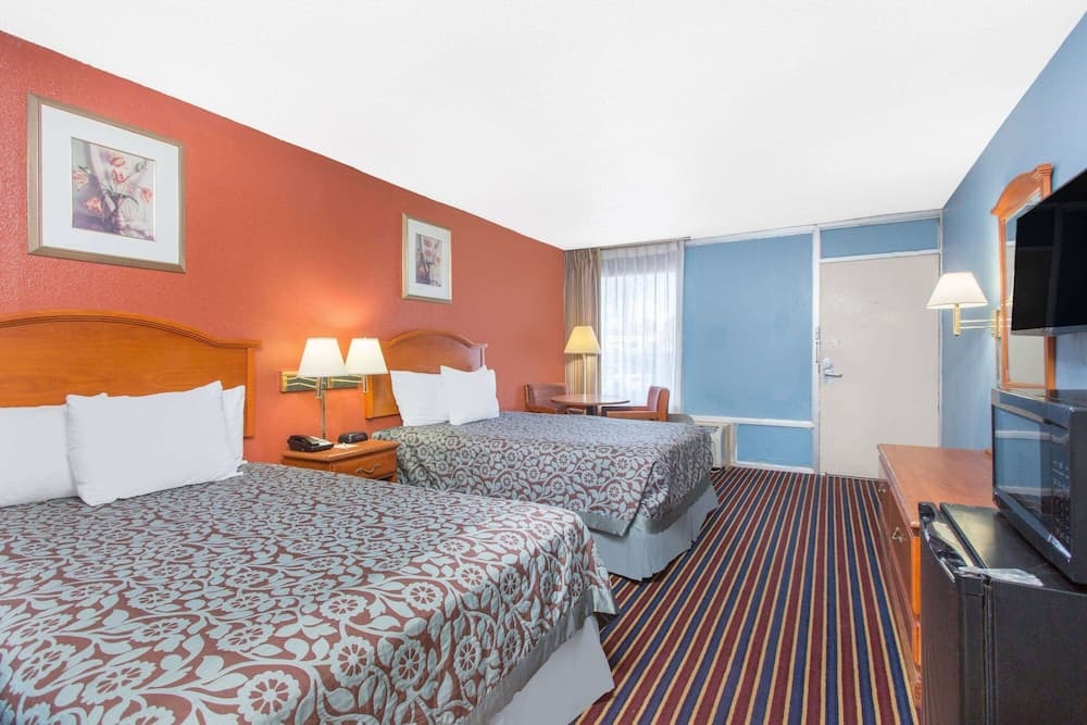 Days Inn by Wyndham Albany property views in Albany, GA — gallery photo 3