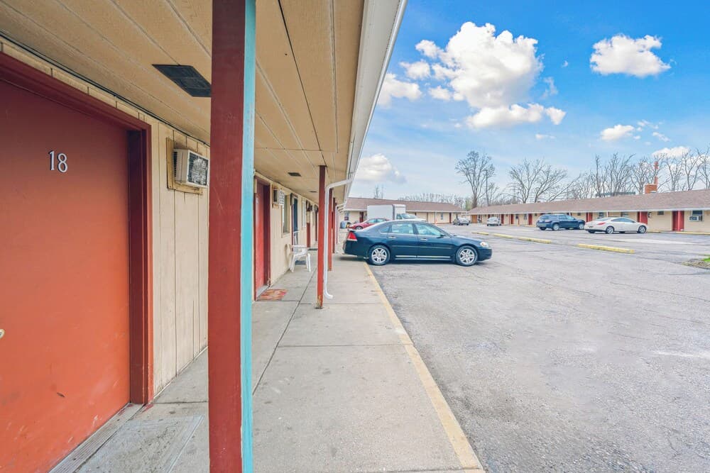 Flint Motel by OYO MI Near I-475 gallery photo in Flint, MI — image 32