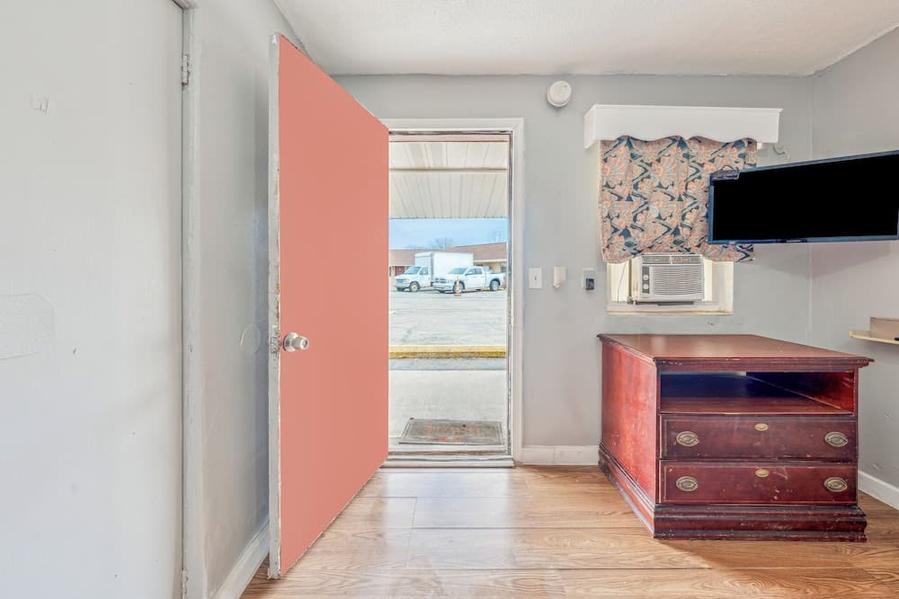 Flint Motel by OYO MI Near I-475 gallery photo in Flint, MI — image 16