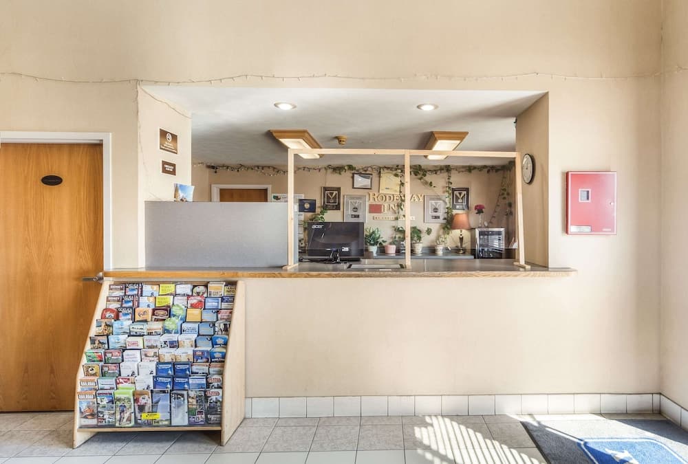 Super 8 by Wyndham Cozad interior in Cozad, NE — gallery photo 2