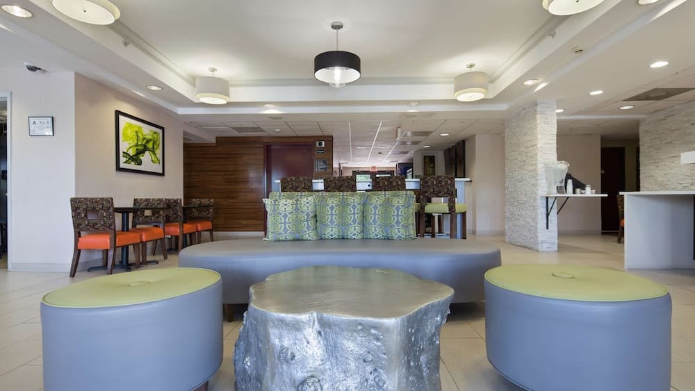 Best Western Plus Huntersville Inn & Suites Near Lake Norman interior in Huntersville, NC — gallery photo 2