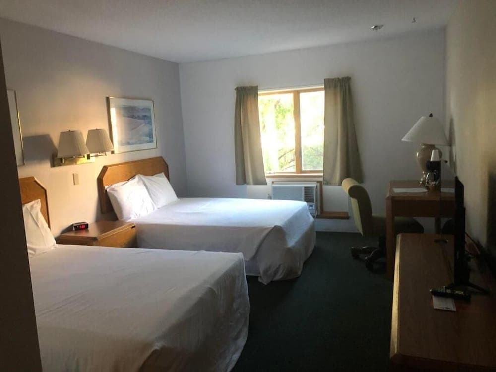 Manistee Inn & Marina interior in Manistee, MI — gallery photo 2