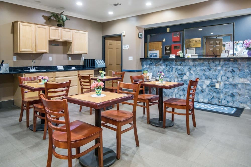 Rodeway Inn Carrollton I-35E gallery photo in Carrollton, TX — image 14