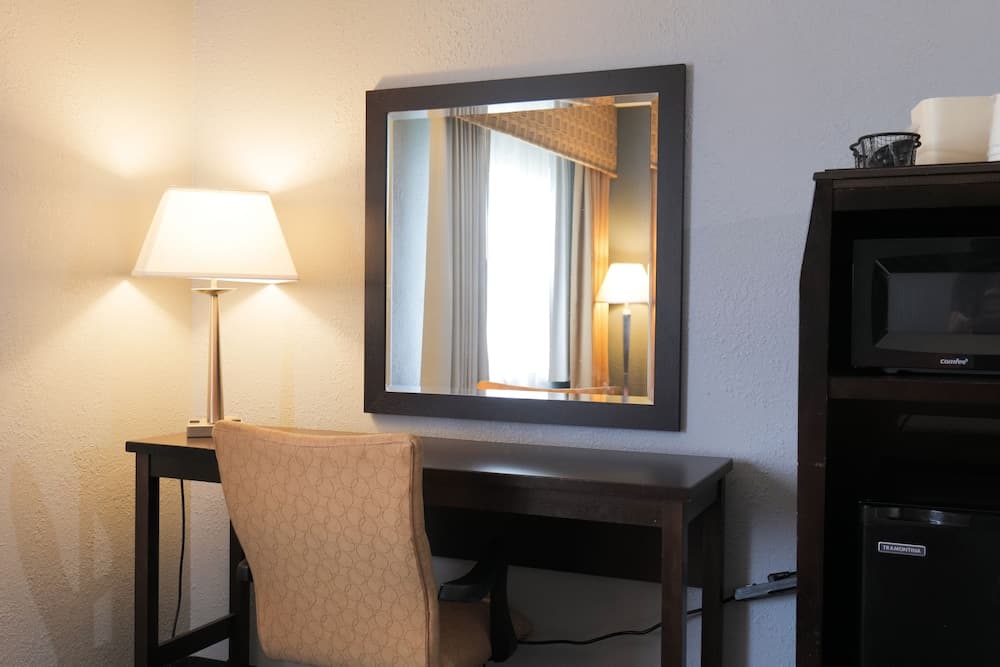 Baymont by Wyndham Flint Airport North gallery photo in Flint, MI — image 48