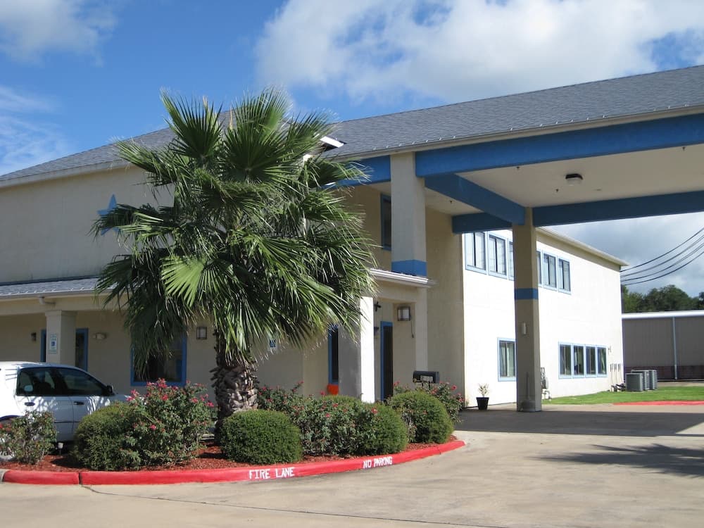 Scottish Inn and Suites interior in Angleton, TX — gallery photo 2